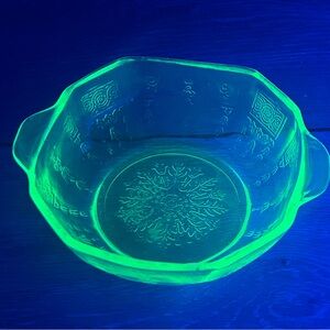 🟢 Vintage Uranium Glass Bowl – Glows Under UV Light – Depression Era Collectible